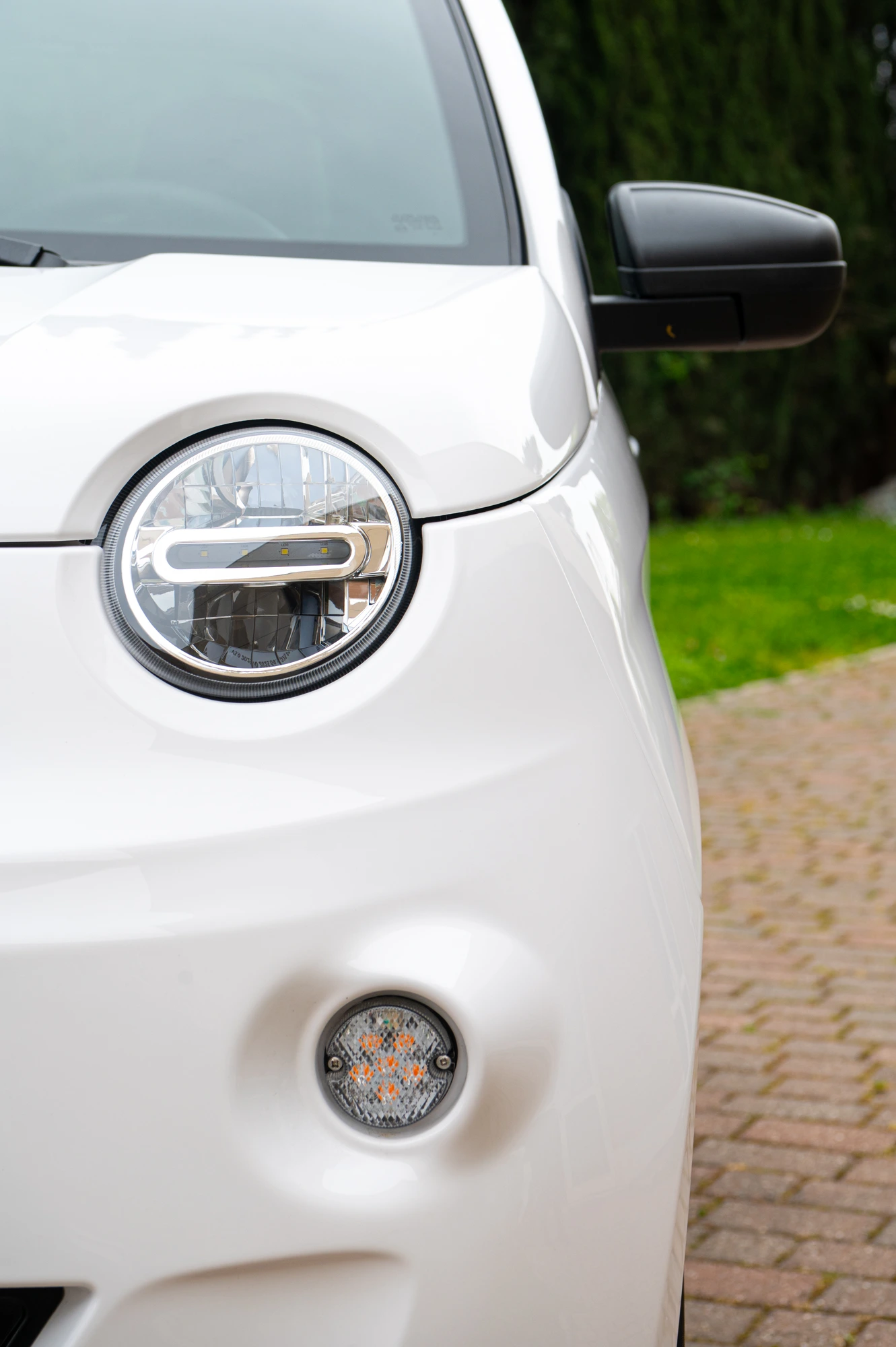 Voiture sans permis blanche, simple à conduire pour seniors